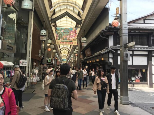 フェイスゴスペル「初めてのゴスペル」ワークショップを京都で開催。京都の商店街の様子