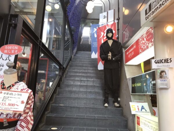 フェイスゴスペル京都スタジオ階段京都らしく忍者がいます