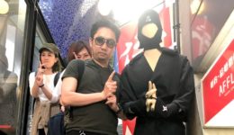 フェイスゴスペル京都スタジオ階段で忍者と一緒に写真をとる