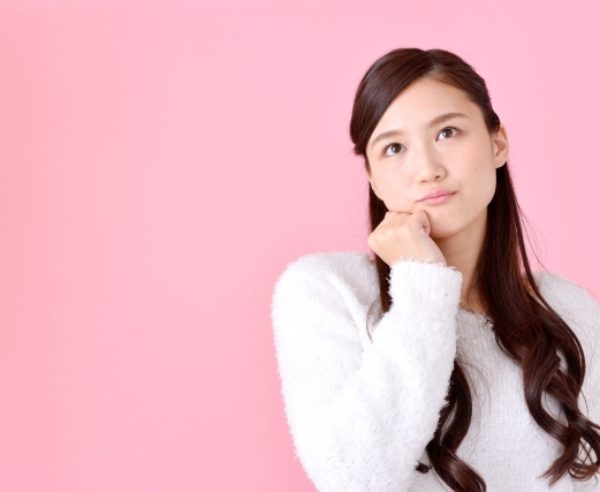 woman 歌い方に疑問がある女性の写真