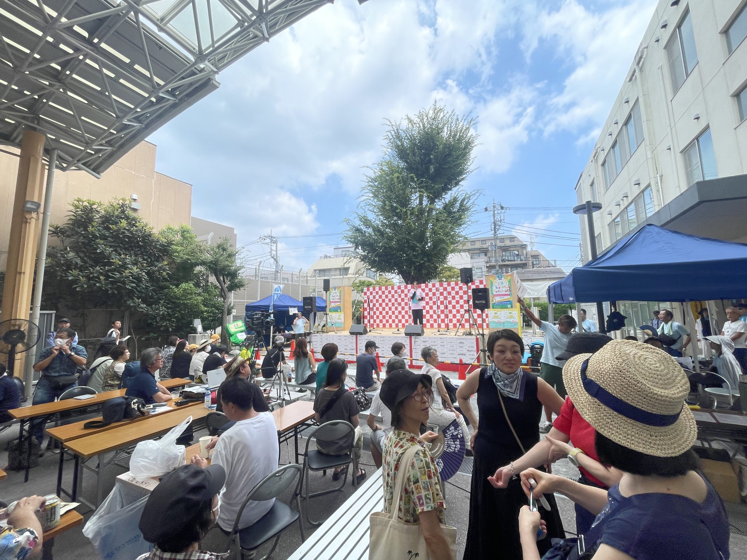 東京_関東初のイベント、三軒茶屋駅近くで行われた三茶サマーフェスティバルでゴスペルステージにフェイスゴスペルが出演した様子